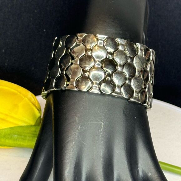 NWOT Black and Silver Honeycomb Stretch Bracelet - Picture 6 of 8